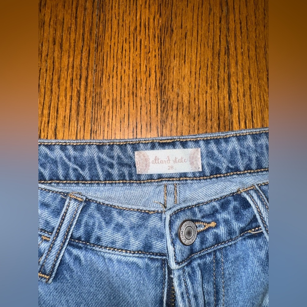 Women’s Altar’d State distressed jeans 💙 Size 28 💙 - Picture 3 of 5